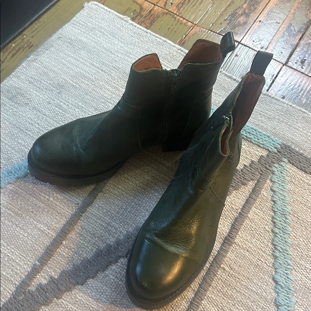 Basically New Green Miz Moon Poolie Boots